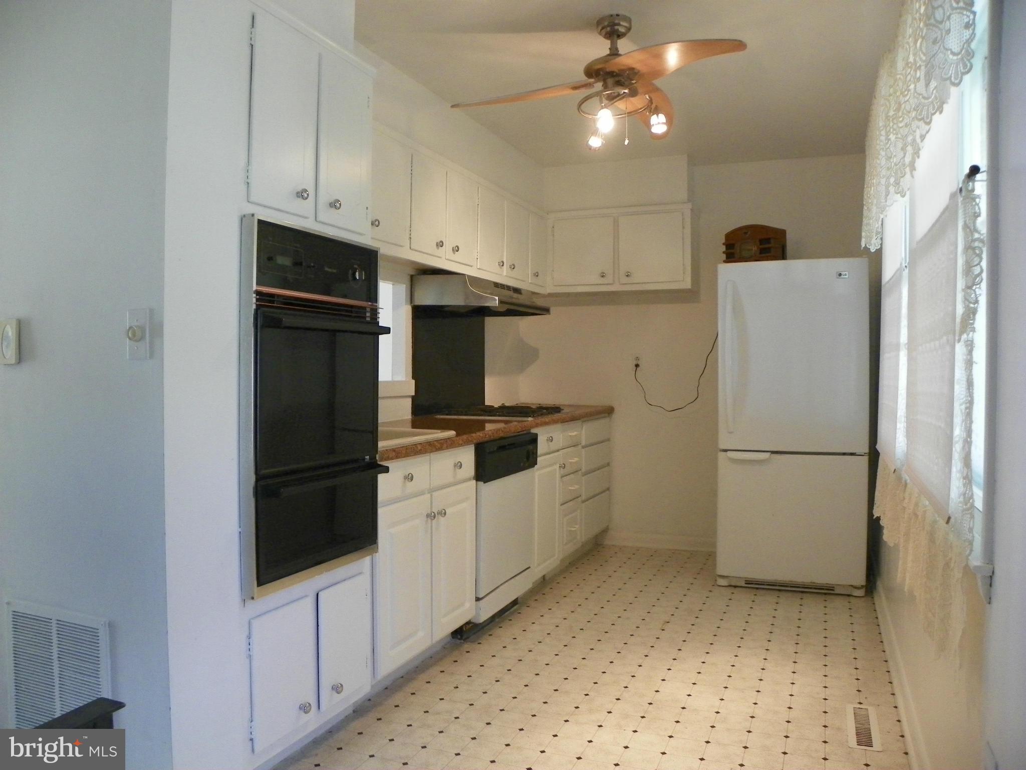 5202 Hillwell Road Baltimore, MD 21229 - Photo 8 of 17 Kitchen