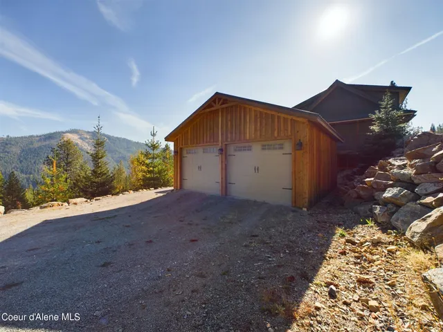 $925,000 | 445 Moose Mountain Lane, Pinehurst, ID 83850