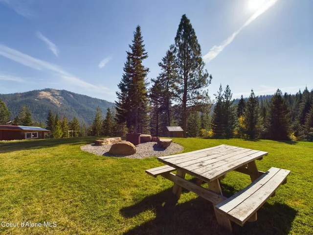 $925,000 | 445 Moose Mountain Lane, Pinehurst, ID 83850