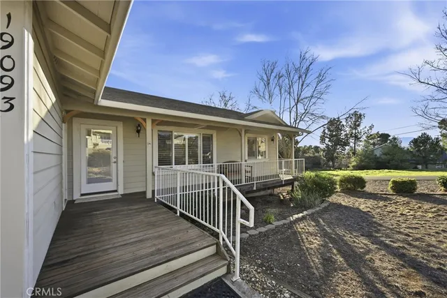 a view of a house with backyard and porch