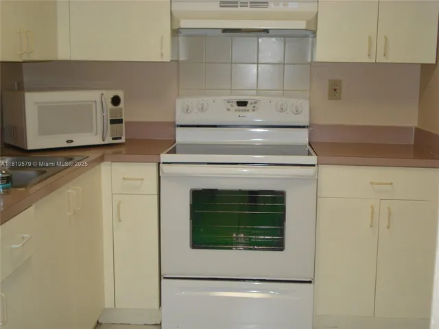 $1,850 | 5755 West 20th Avenue, Unit 206, Hialeah, FL 33012