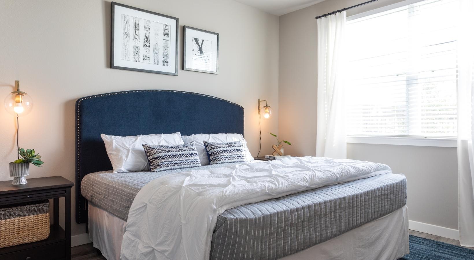 19770 Clay Road, Unit 44105 Katy, TX 77449 - Photo 8 of 35 a bedroom with a bed and a window