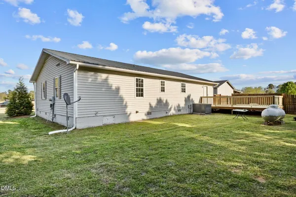 a view of a house with backyard