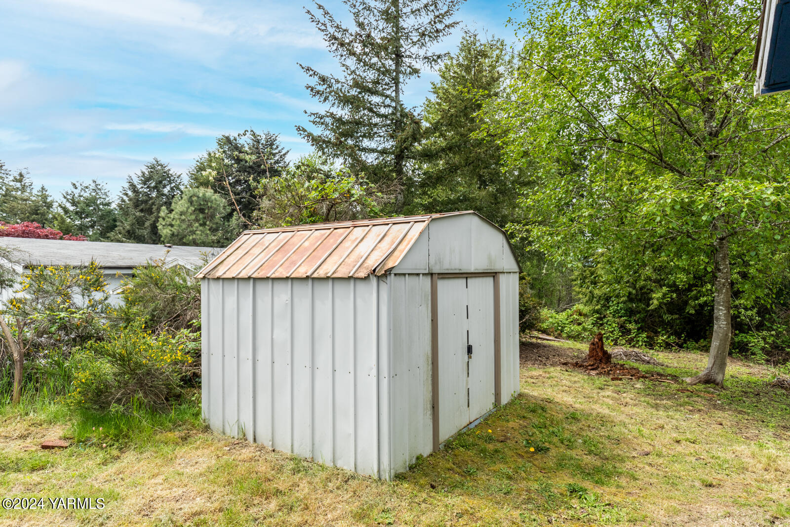 1690 Trails Road East Belfair, WA 98528 - Photo 12 of 22 a backyard of a house with lots of green space
