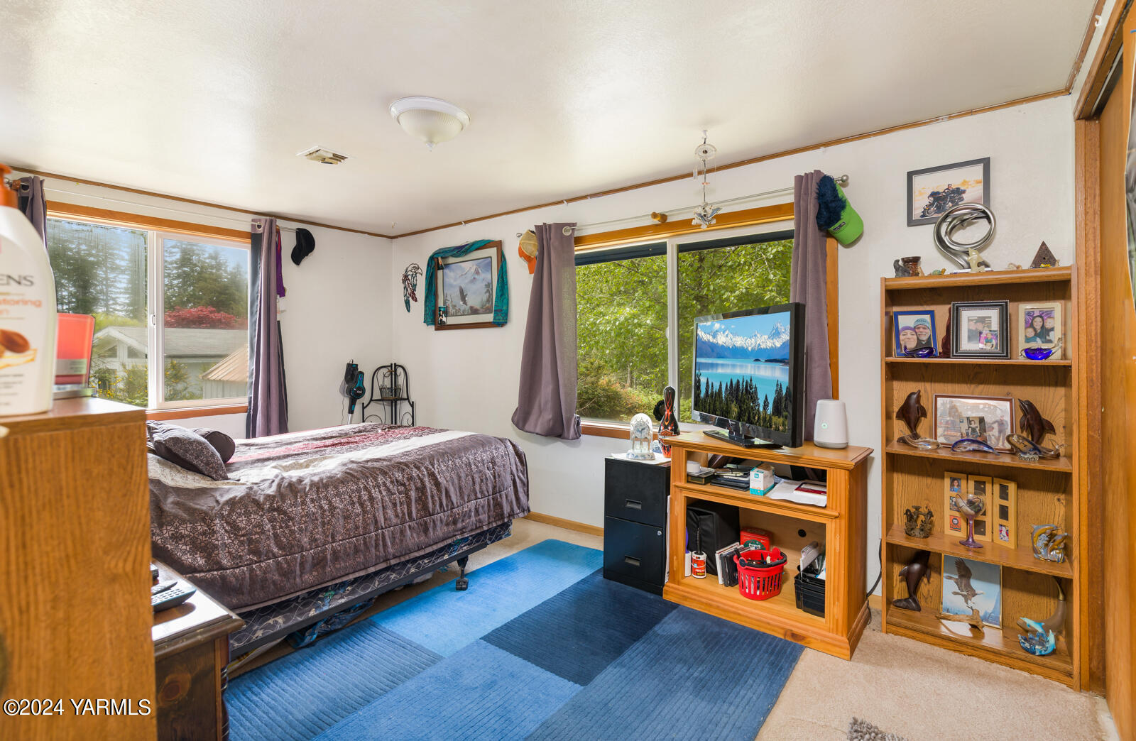 1690 Trails Road East Belfair, WA 98528 - Photo 21 of 22 a bedroom with bed and a window