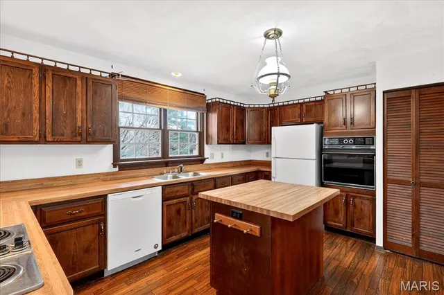 $299,900 | 437 Westpark Drive, Columbia, IL 62236