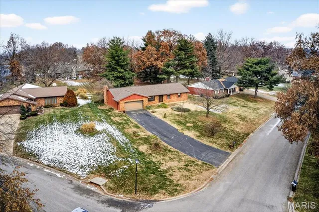 $299,900 | 437 Westpark Drive, Columbia, IL 62236