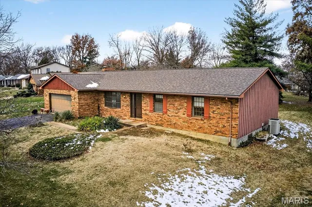$299,900 | 437 Westpark Drive, Columbia, IL 62236