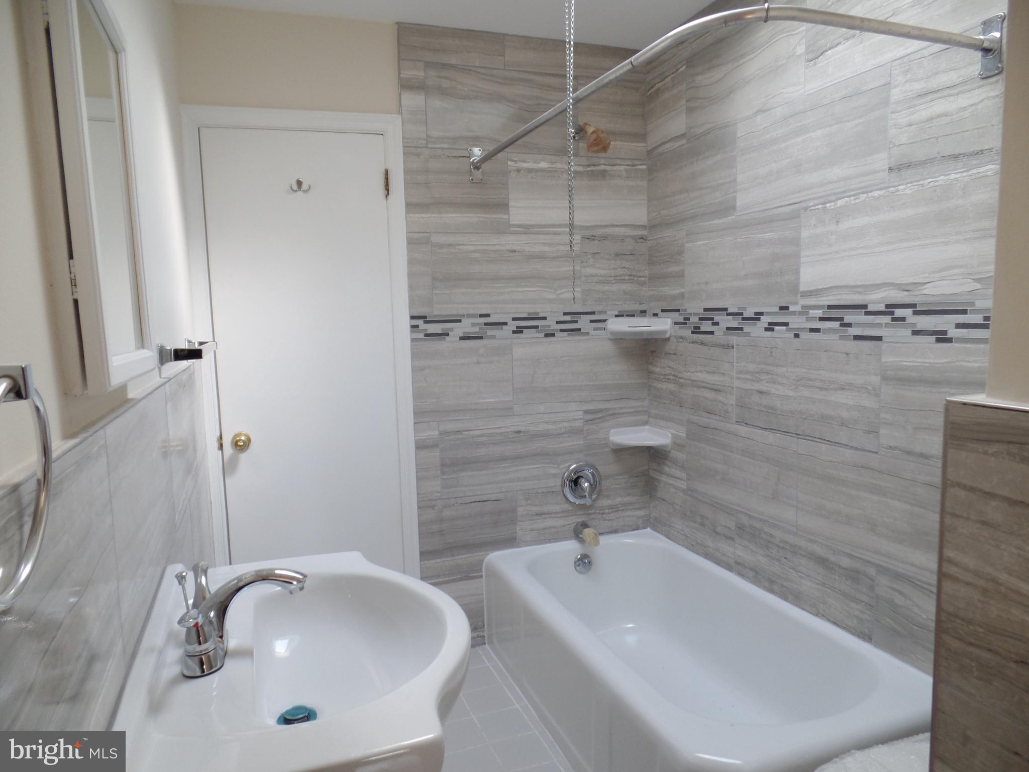 7226 Dungan Road Philadelphia, PA 19111 - Photo 5 of 20