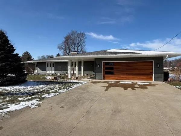 $464,500 | 1134 South Lakeside Drive, Battle Creek, MI 49015