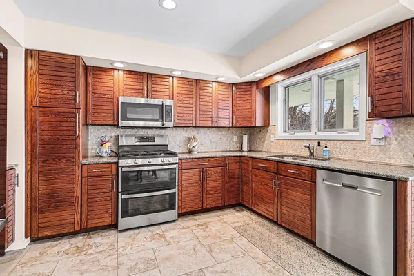$454,500 | 1134 South Lakeside Drive, Battle Creek, MI 49015