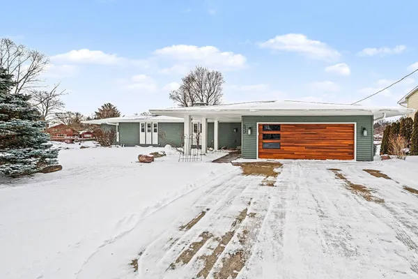 $464,500 | 1134 South Lakeside Drive, Battle Creek, MI 49015