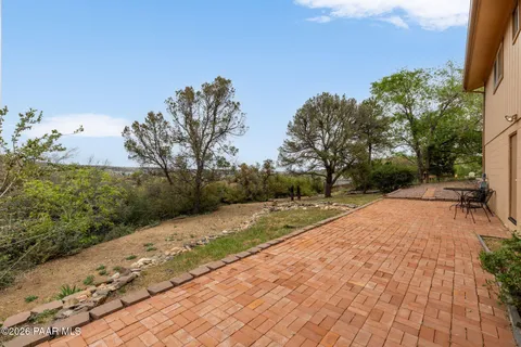 a view of a backyard