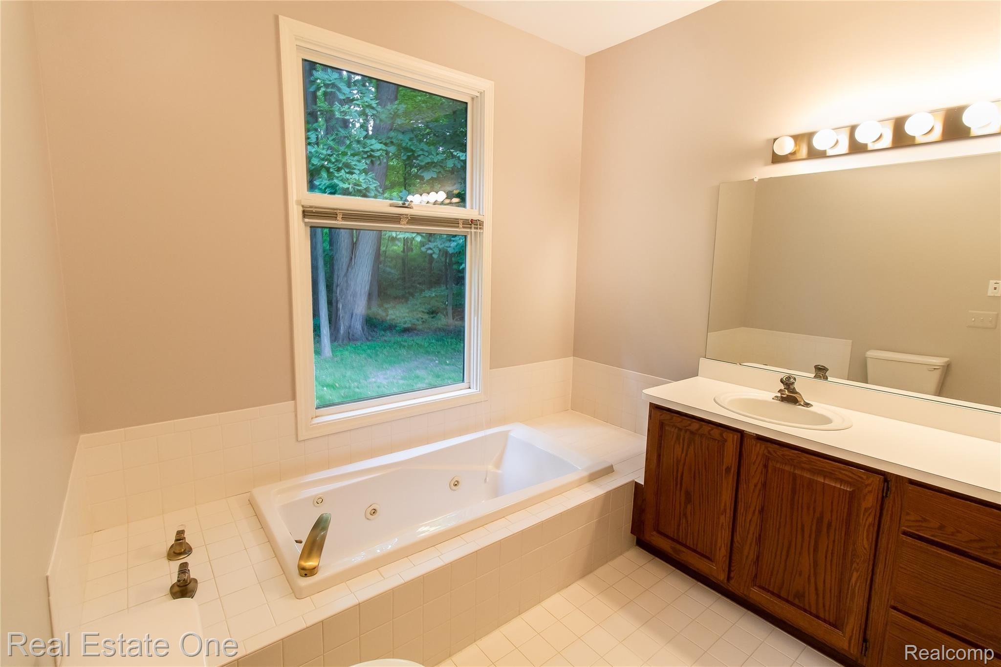 1070 Bluebird Drive, Unit 31 Rochester, MI 48307 - Photo 23 of 24 Bath_3.jpg