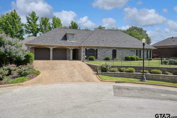$299,900 | 108 Timber Creek Court, Lindale, TX 75771