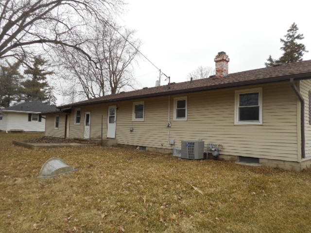 614 South Main Street Rochelle, IL 61068 - Photo 2 of 16 a backyard of a house