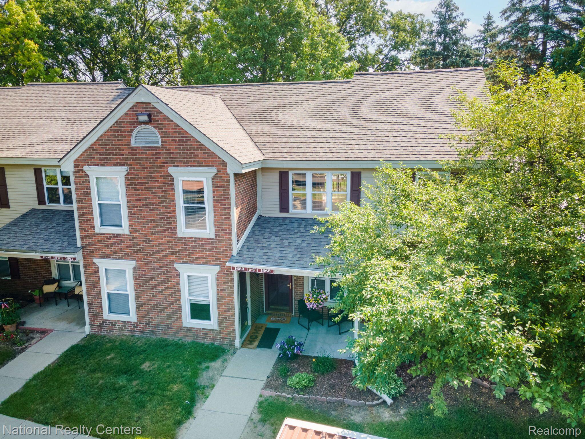1663 Emerson Circle Rochester, MI 48307 - Photo 3 of 25 Beautiful upper level unit