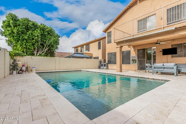 a view of a backyard
