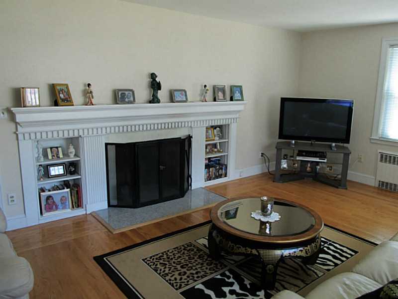 5 Kitchener Road Johnston, RI 02919 - Photo 11 of 17 Living Room.