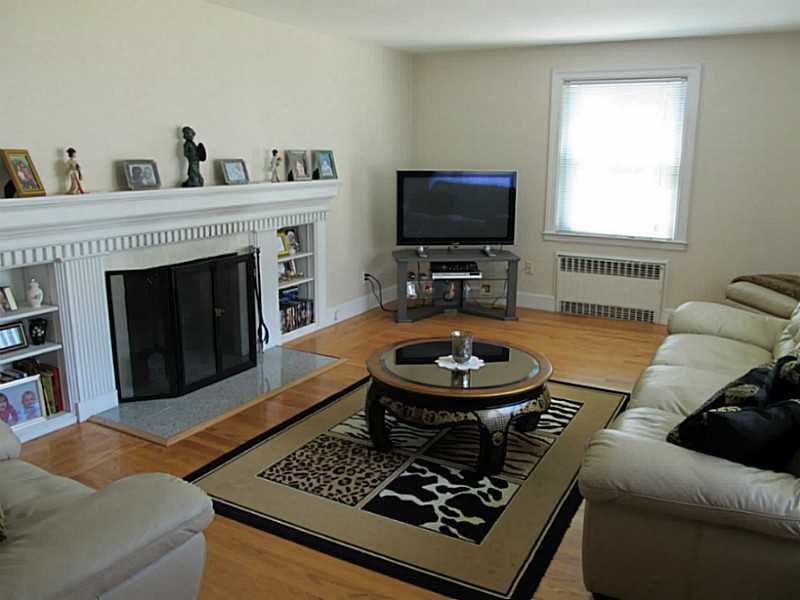5 Kitchener Road Johnston, RI 02919 - Photo 10 of 17 Living Room.