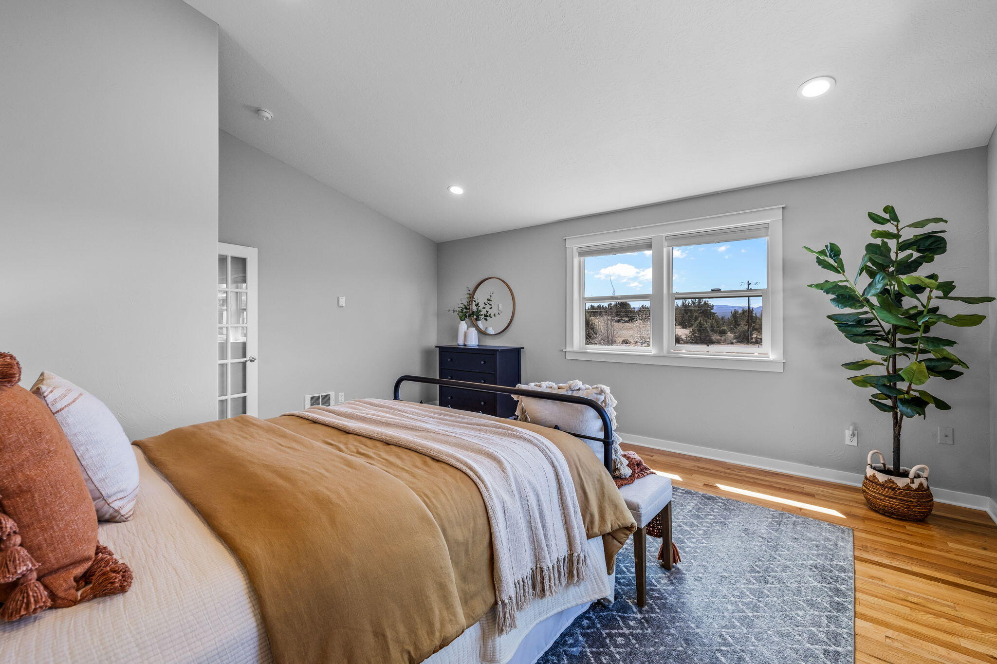 61600 Ward Road Bend, OR 97702 - Photo 26 of 52 a bedroom with a bed and a potted plant