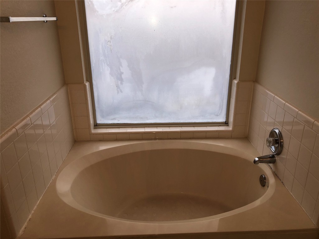3604 Roller Crossing Austin, TX 78728 - Photo 33 of 40 Full bathroom with a garden tub and healthy amount of natural light