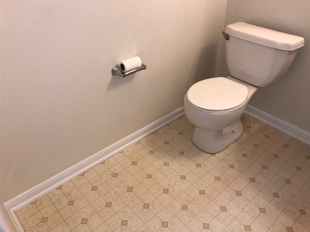 3604 Roller Crossing Austin, TX 78728 - Photo 7 of 40 Bathroom with baseboards
