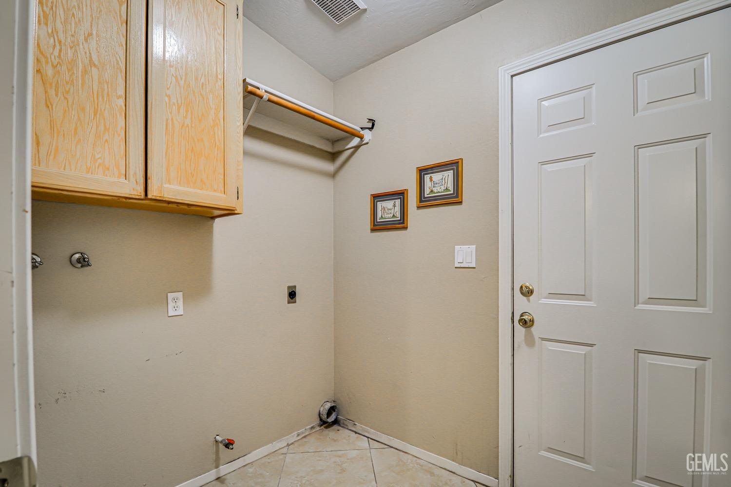 Undisclosed Address Bakersfield, CA 93312 - Photo 22 of 28 a view of an empty room