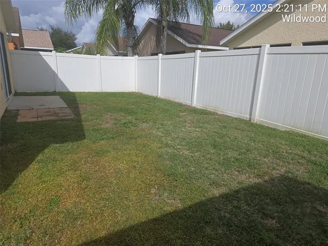 a view of a backyard