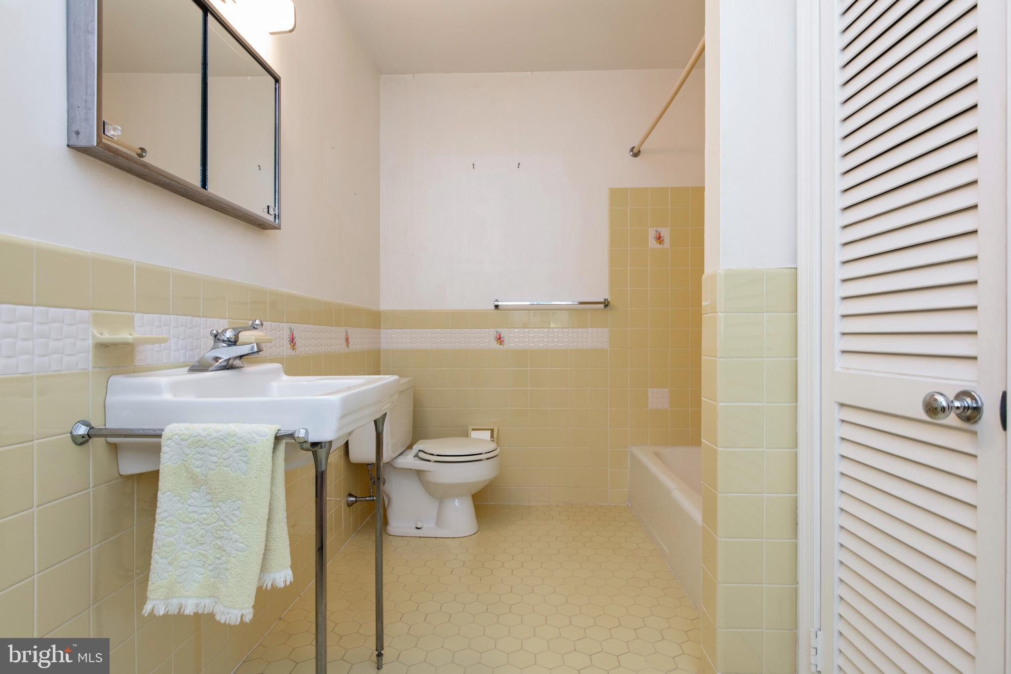 356 Berkley Road Devon, PA 19333 - Photo 32 of 46 Jack & Jill Bathroom