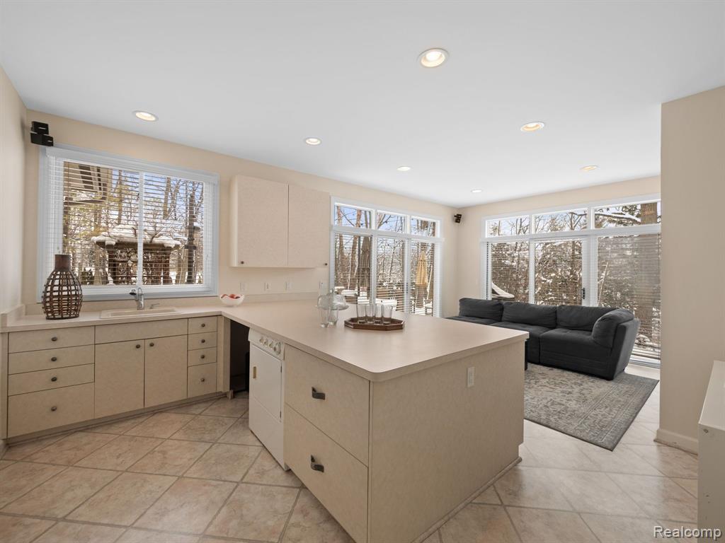 4880 Dow Ridge Road West Bloomfield, MI 48324 - Photo 14 of 34