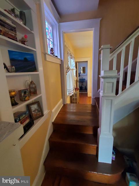 3511 North Rolling Road Baltimore, MD 21244 - Photo 19 of 24 Dual-sided staircase