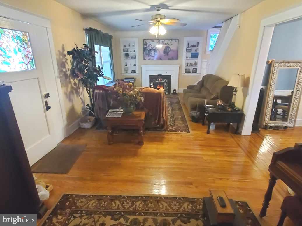 3511 North Rolling Road Baltimore, MD 21244 - Photo 8 of 24 VERY LARGE LIVING ROOM