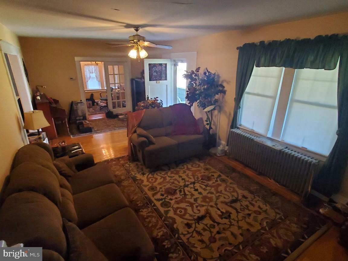 3511 North Rolling Road Baltimore, MD 21244 - Photo 9 of 24 Living room