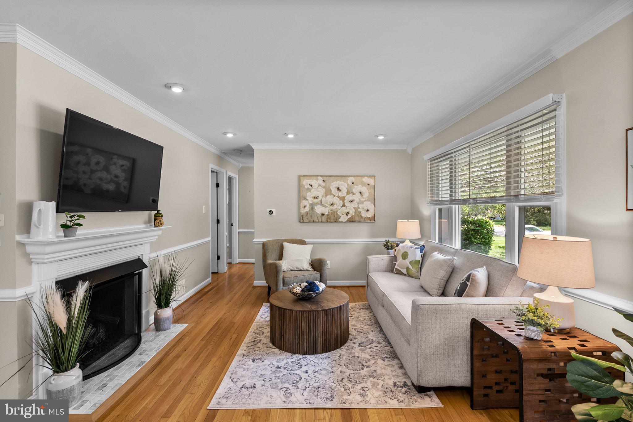 7924 New Market Road Alexandria, VA 22308 - Photo 3 of 31 Living Room