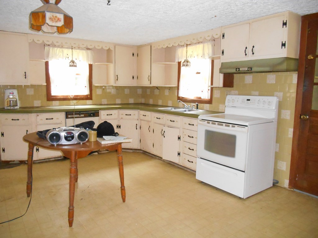 137 Mixter Road Holden, MA 01520 - Photo 8 of 23