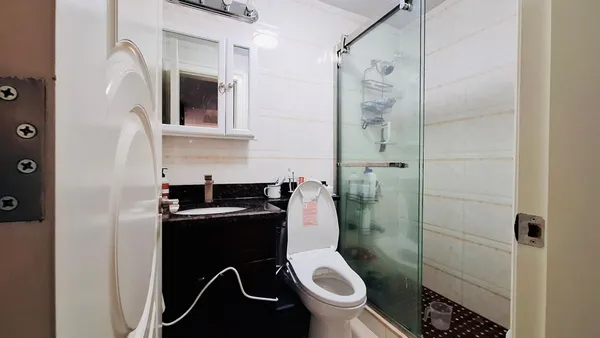 a view of empty room with window