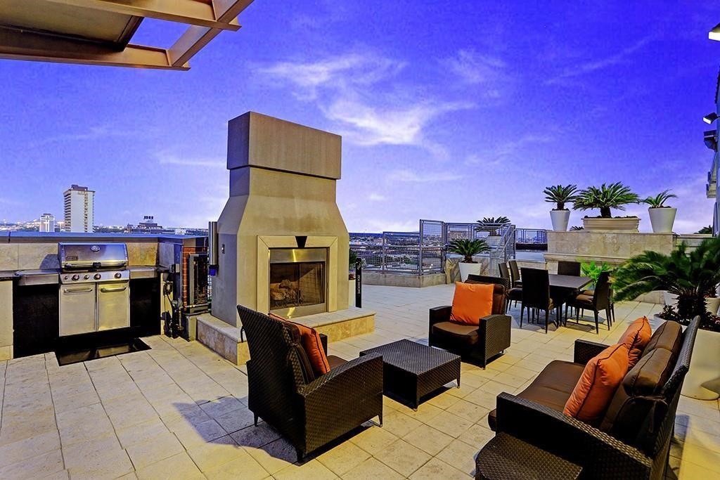 2000 Bagby Street, Unit 7412 Houston, TX 77002 - Photo 19 of 20 15th Floor Gas BBQ Grill Station
