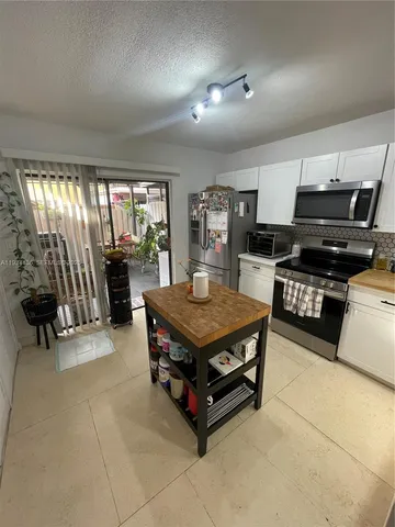$2,600 | 5962 West 18th Avenue, Unit B2, Hialeah, FL 33012