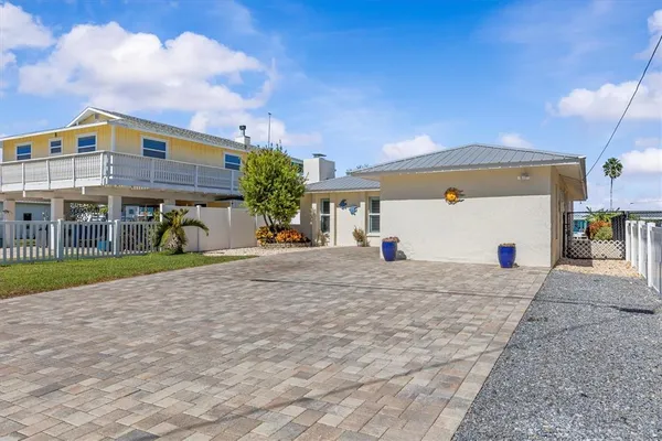 a view of a livingroom with furniture