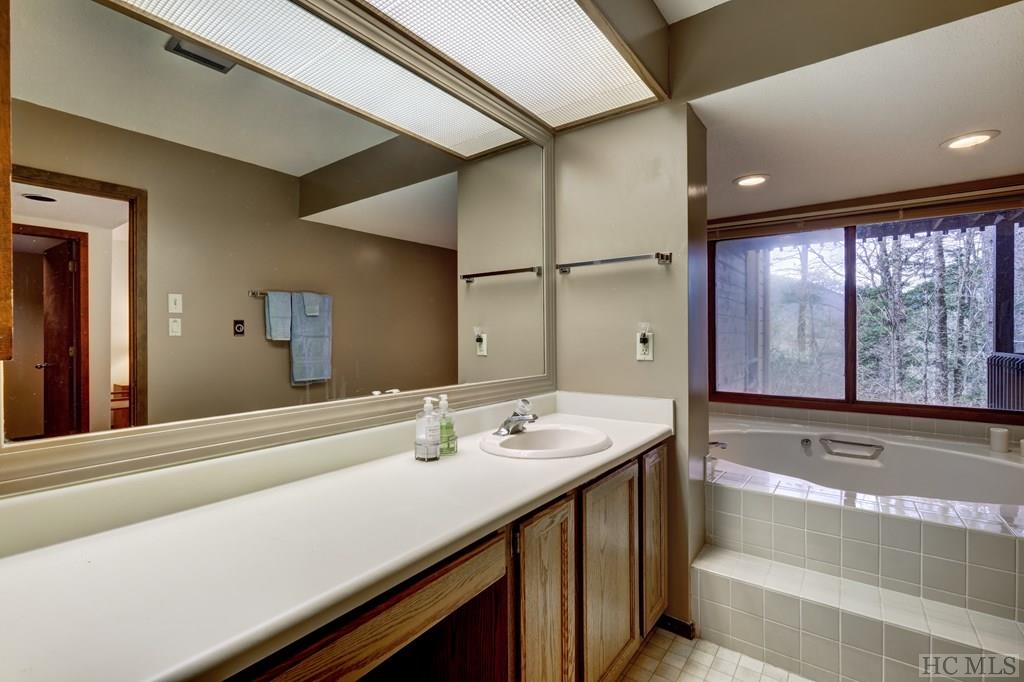 228-60 Emerald Ridge Road, Unit 60 Sapphire, NC 28774 - Photo 10 of 17 Gallery Image 10