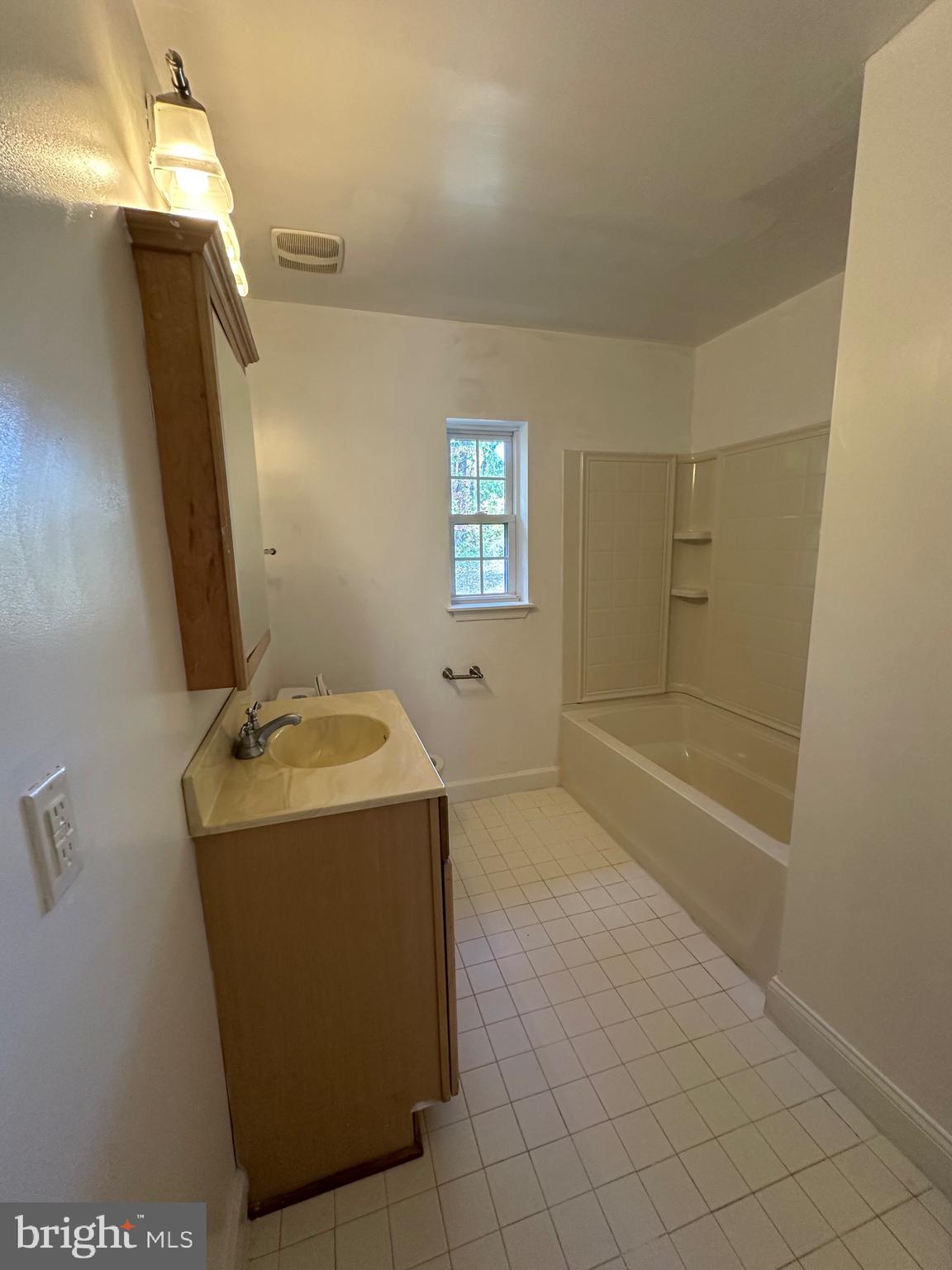 18820 Kerill Road Triangle, VA 22172 - Photo 20 of 37 Full Bathroom - Main Level
