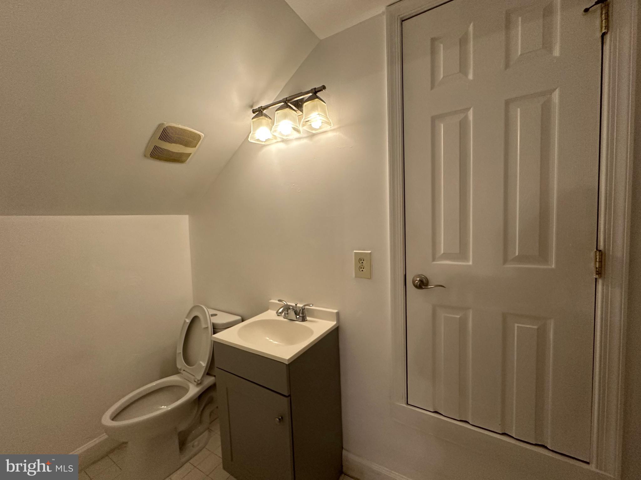 18820 Kerill Road Triangle, VA 22172 - Photo 24 of 37 Full Bathroom - Upper Level