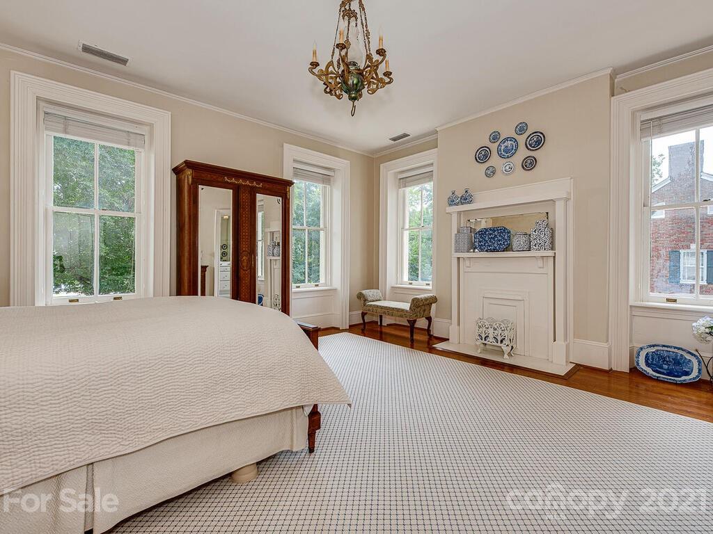 1700 Queens Road Charlotte, NC 28207 - Photo 33 of 48 a spacious bedroom with a bed and a window