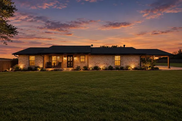 $525,000 | 452 East Pecan Tree Road, Waxahachie, TX 75165