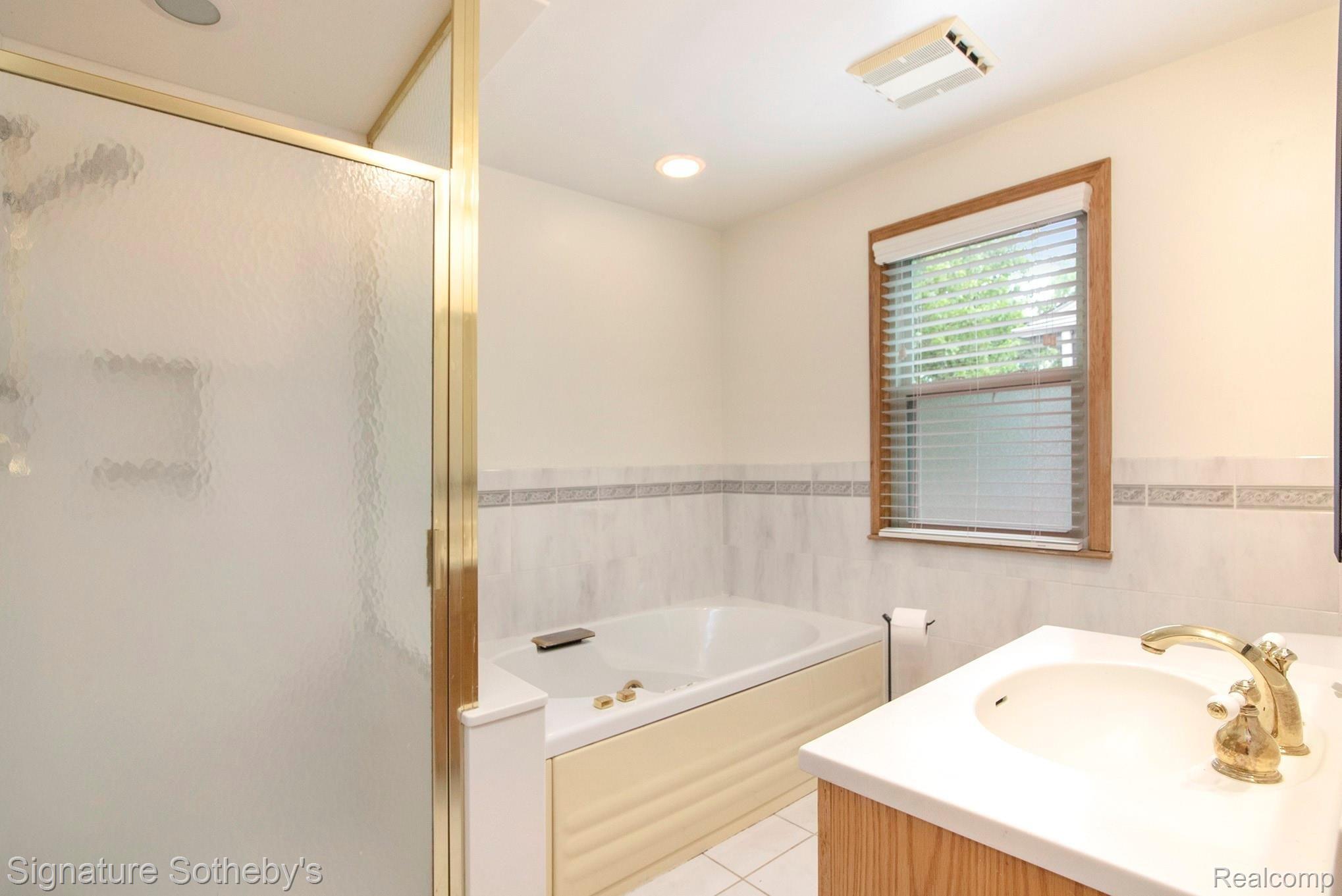 1964 Prestwick Road Grosse Pointe, MI 48236 - Photo 22 of 37 BPG_1851.jpg