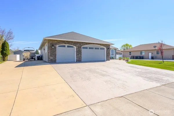 $799,900 | 907 Sand Dune Road, Moses Lake, WA 98837