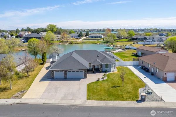 $799,900 | 907 Sand Dune Road, Moses Lake, WA 98837