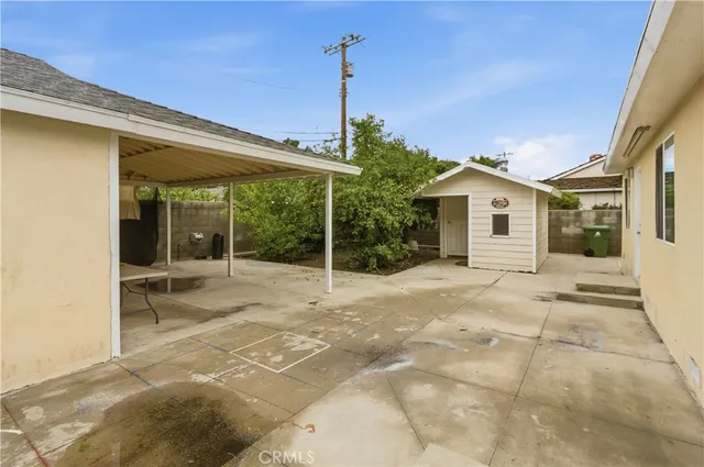 a view of a house with backyard and porch