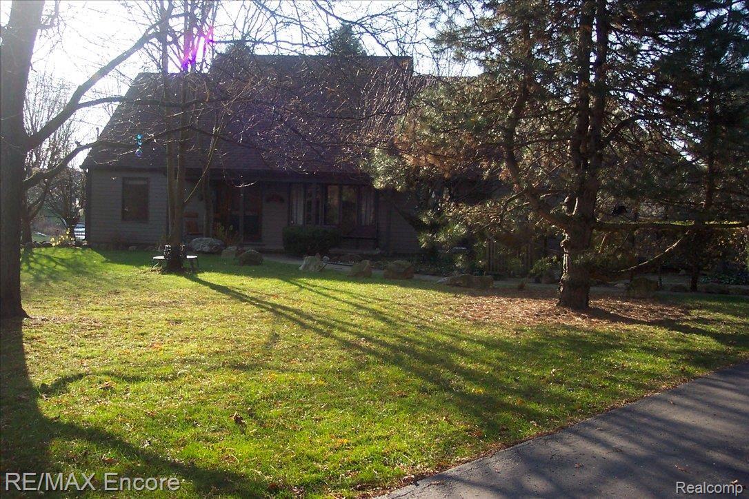 6825 Hubbard Road Clarkston, MI 48348 - Photo 1 of 10 Front Elevation